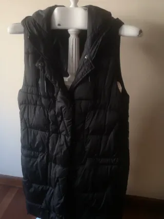 Chaleco acolchado negro con capucha