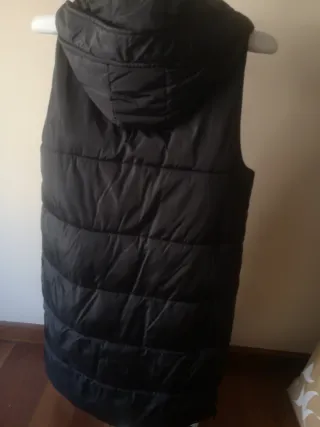 Chaleco acolchado negro con capucha