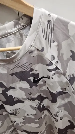 Camiseta Nike Camuflaje Gris y Blanca