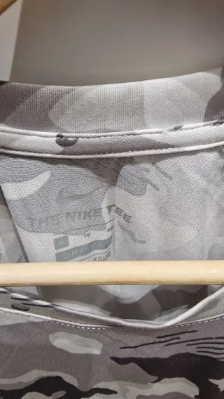 Camiseta Nike Camuflaje Gris y Blanca