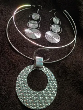 Conjunto Collar y Pendientes Plateados