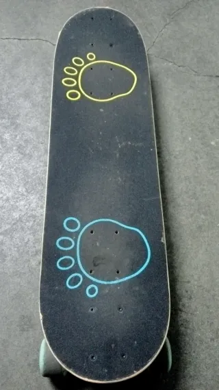 Monopatín con diseño de monstruo