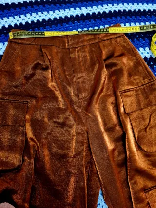 Pantalón cargo brillante cobre naranja metalizado