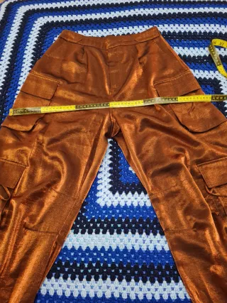 Pantalón cargo brillante cobre naranja metalizado