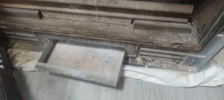 Chimenea metálica con puerta de cristal. De leña.