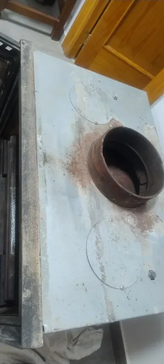 Chimenea metálica con puerta de cristal. De leña.