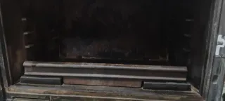 Chimenea metálica con puerta de cristal. De leña.