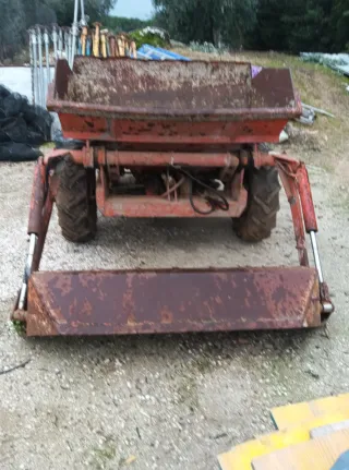 Dumper de obra naranja