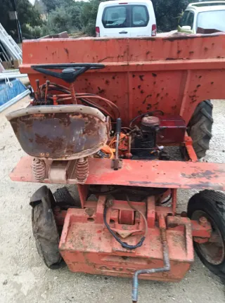 Dumper de obra naranja