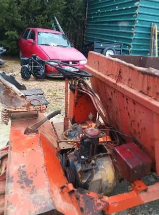 Dumper de obra naranja