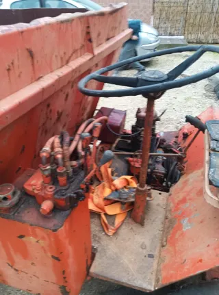 Dumper de obra naranja