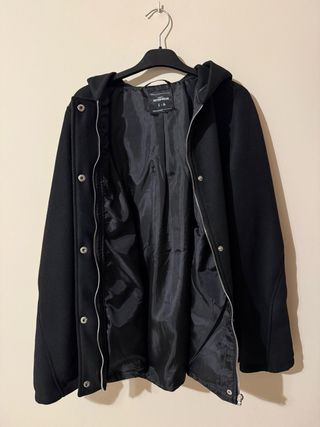 Abrigo fino negro con capucha