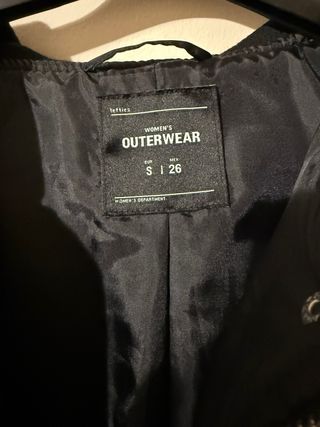 Abrigo fino negro con capucha