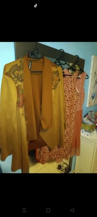 Chaqueta y 2 vestidos mujer poco uso.