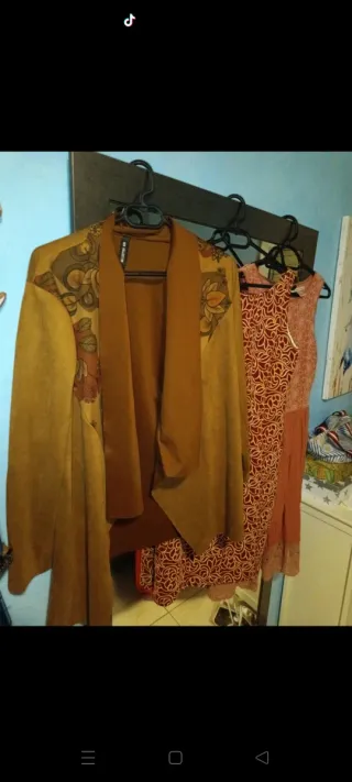 Chaqueta y 2 vestidos mujer poco uso.