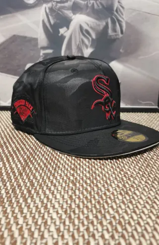 Gorra New Era 59Fifty Negra y Roja Talla 7.1/2