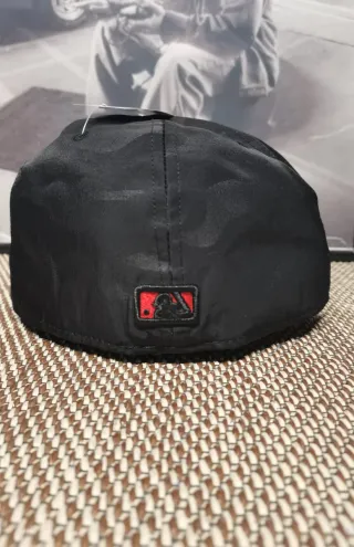 Gorra New Era 59Fifty Negra y Roja Talla 7.1/2