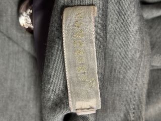 Americana gris elegante con botones joya