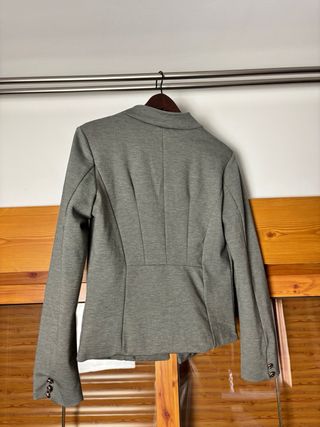 Americana gris elegante con botones joya