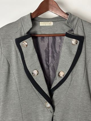 Americana gris elegante con botones joya