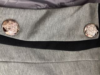 Americana gris elegante con botones joya