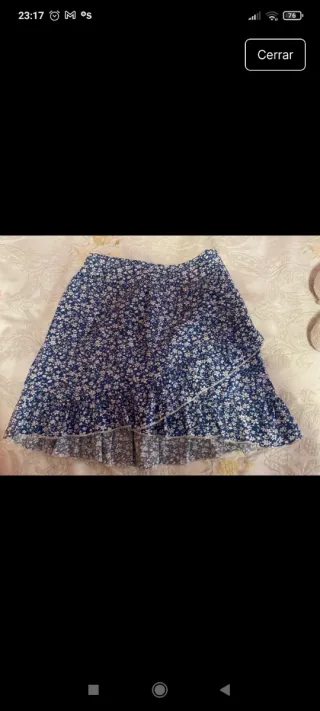 Falda corta azul con estampado floral