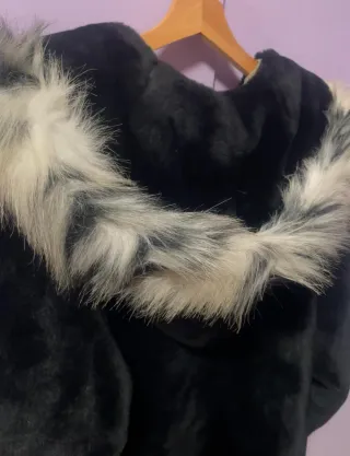 Abrigo de pelo negro con capucha