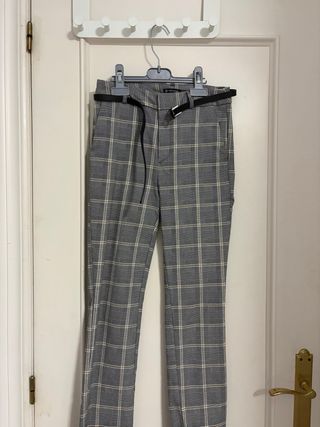 Pantalones pitillo cuadros grises y beige