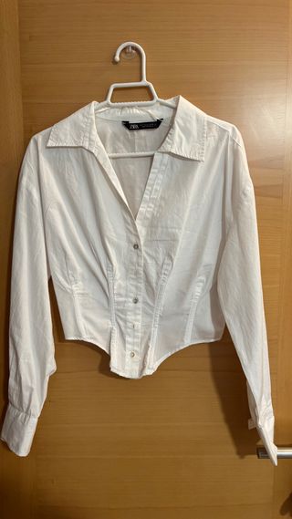 Camisa blanca Zara fruncida elegante