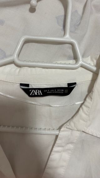 Camisa blanca Zara fruncida elegante