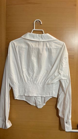 Camisa blanca Zara fruncida elegante
