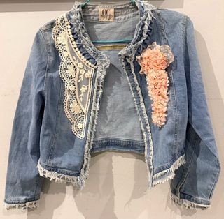 Chaqueta vaquera niña con encaje y flores