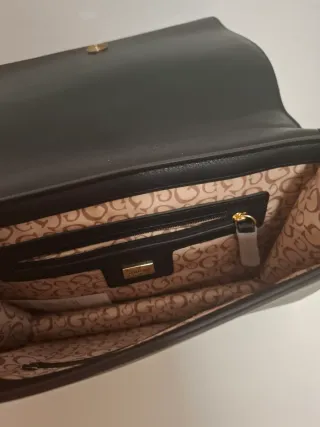 Bolso Guess Gris con Logo Dorado