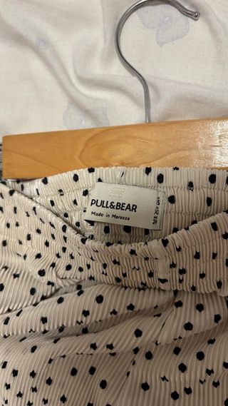 Pantalón ancho satinado de lunares