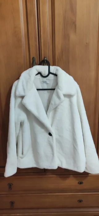 Abrigo pelo suave blanco, talla UNICA. Moda Italia