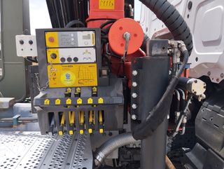 Mercedes ANTOS 18 32-CAMIONES GANCHO CON GRUA