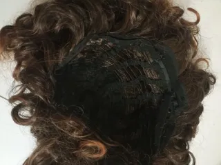 Peluca rizada castaña