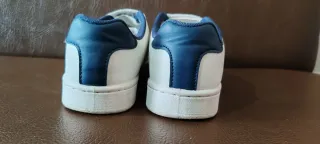 Sneakers bianche con velcro