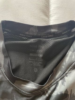 Camiseta Nike Pro Camuflaje Negra y Gris
