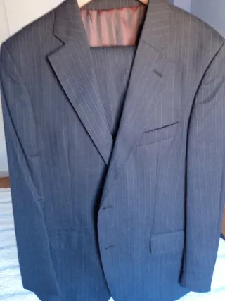 Traje de hombre gris a rayas