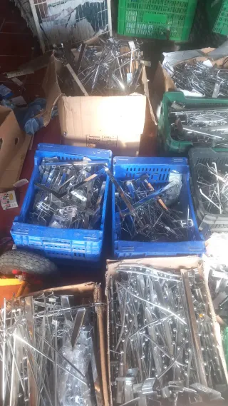 Lote de ganchos metálicos para expositores