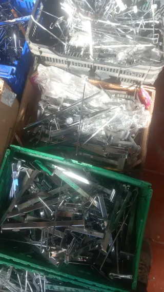 Lote de ganchos metálicos para expositores