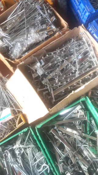 Lote de ganchos metálicos para expositores