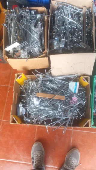 Lote de ganchos metálicos para expositores