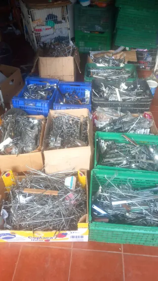 Lote de ganchos metálicos para expositores