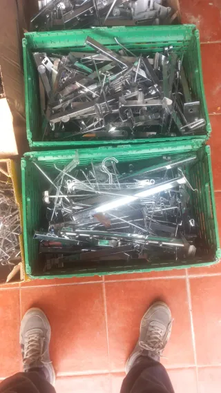 Lote de ganchos metálicos para expositores