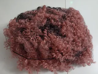 Peluca rizada rosa y marrón