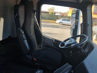 Mercedes ANTOS 18 32-CAMIONES GANCHO CON GRUA