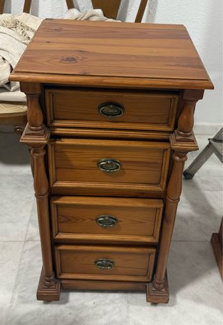 Cabecero de madera con mesitas