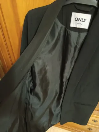 Blazer negro, marca ONLY talla 36. Casi nueva.